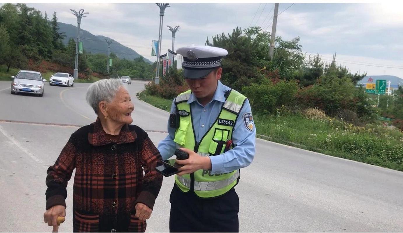 女乘客遇推车困境，民警伸出援手助其解围  第3张