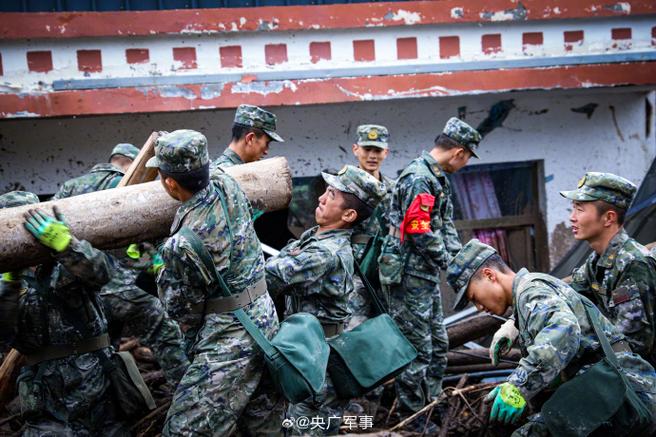 武警紧急驰援四川山体滑坡现场，全力展开救援行动  第2张