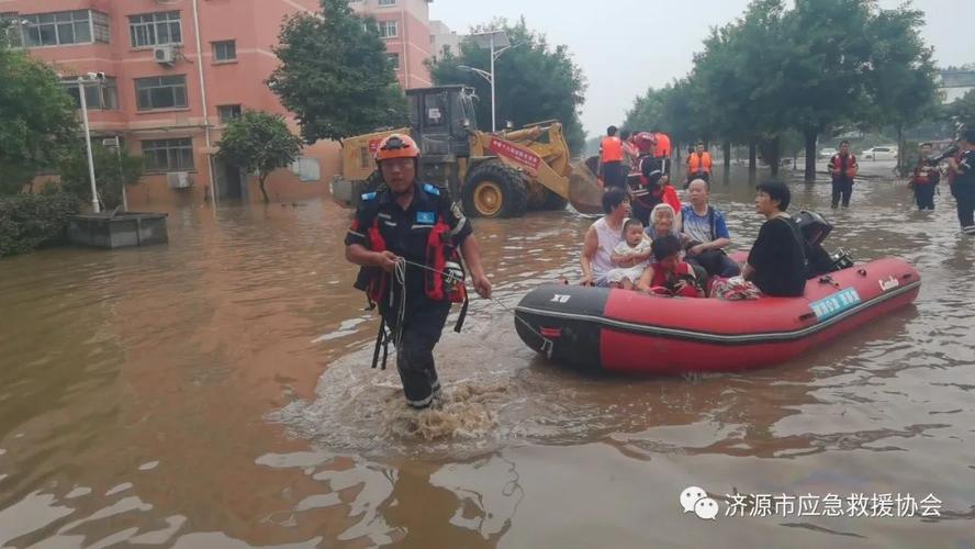 英勇的路人男子飞扑入水救落水男孩的瞬间  第3张