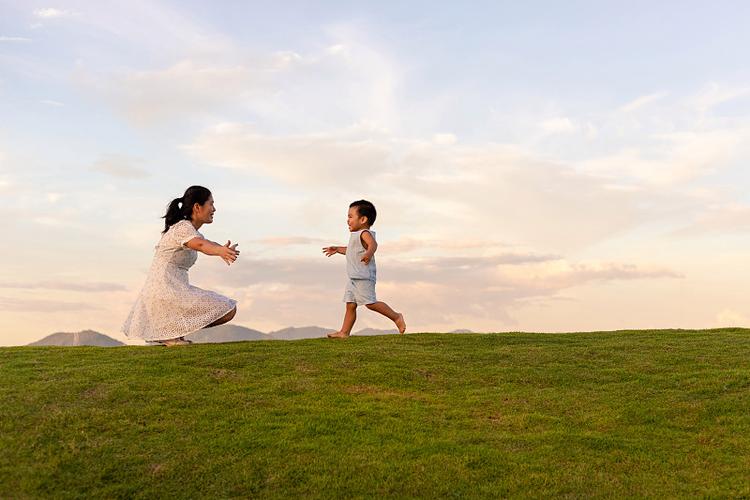 务工妈妈意外归家，孩子扑向怀抱的温馨瞬间。  第3张