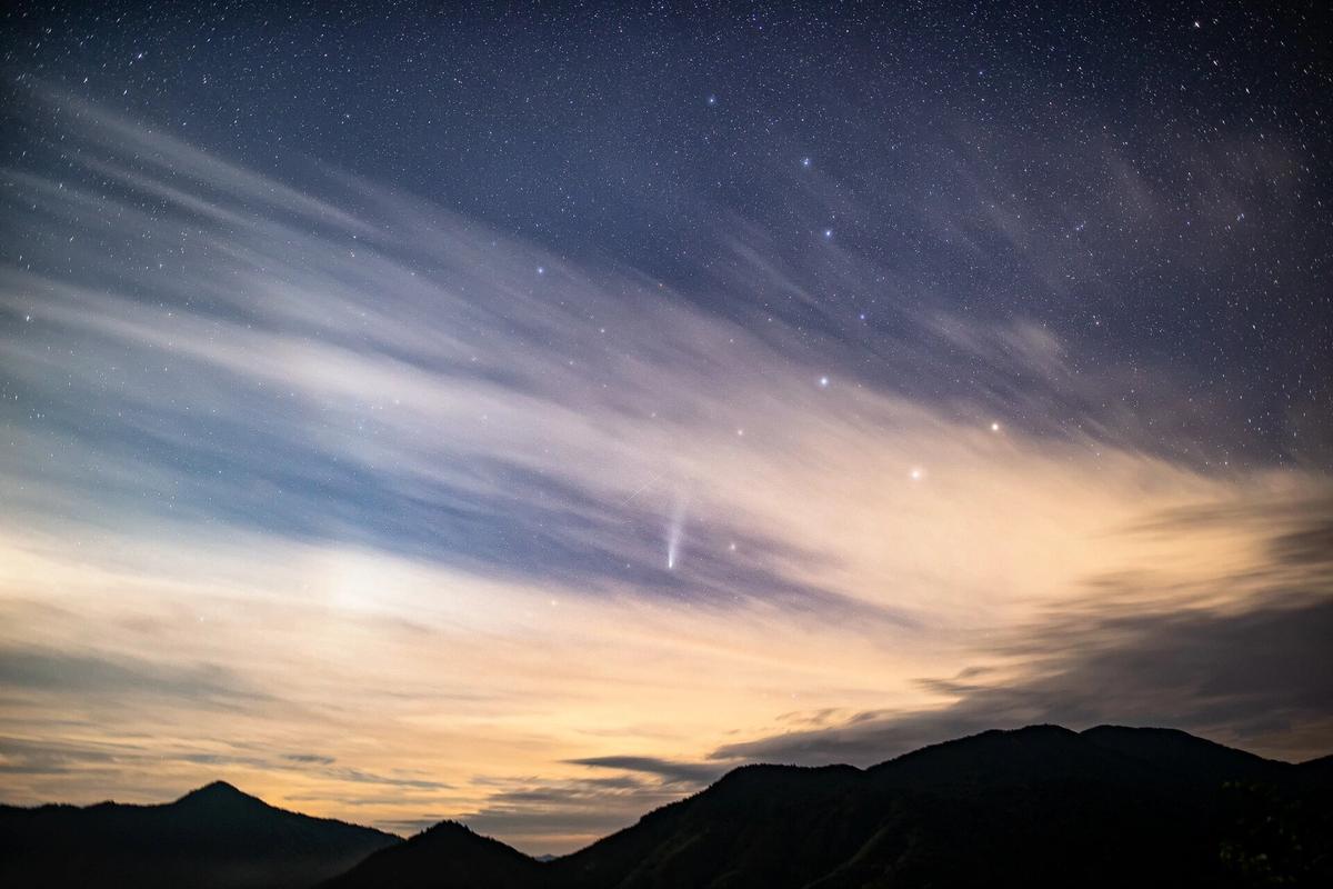 七颗行星夜划四川四姑娘山长空，璀璨盛景映天际  第4张