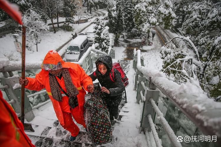 雪后登山惊险一刻，游客滑倒险坠梯  第1张